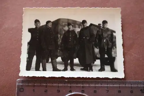 tolles altes Foto - Gruppe Soldaten - LKW Tarnanstrich , Jacke in Tarn 