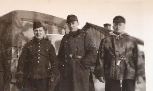 tolles altes Foto - Gruppe Soldaten - LKW Tarnanstrich , Jacke in Tarn