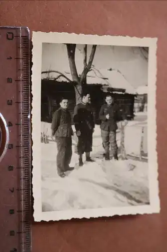 tolles altes Foto - drei Soldaten einer mit Tarnhose 