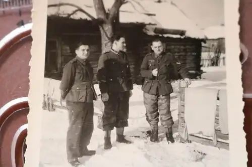 tolles altes Foto - drei Soldaten einer mit Tarnhose