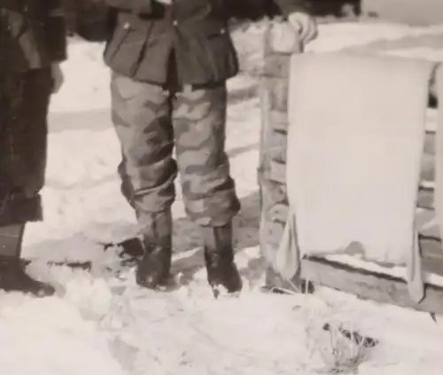 tolles altes Foto - drei Soldaten einer mit Tarnhose