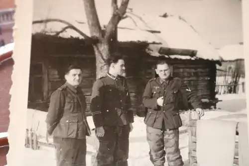 tolles altes Foto - drei Soldaten einer mit Tarnhose 