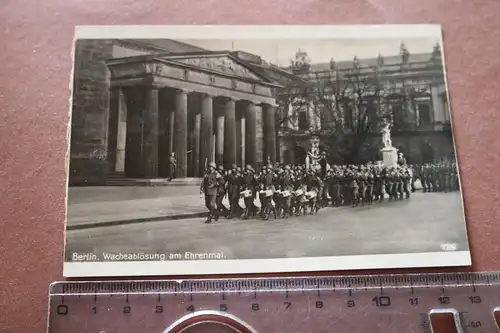 tolle alte Karte -  Berlin Wachablösung am Ehrenmal 