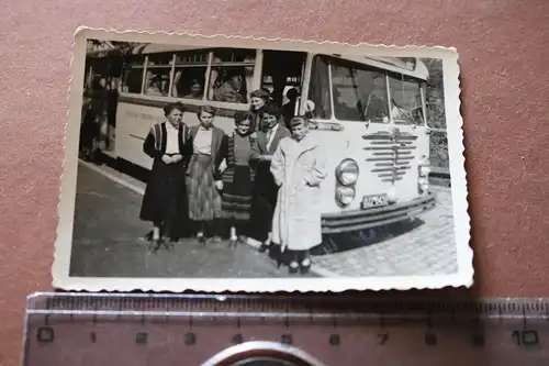 tolles altes Foto Frauen mit Oldtimer Bus 50er Jahre  Zonenkennzeichen Kassel ??