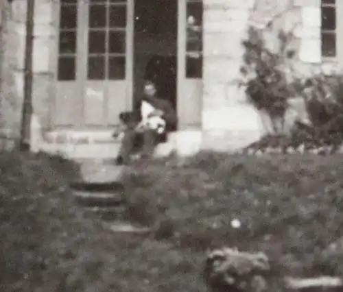 tolles altes Foto - Soldat vor einer Villa ?? in Saint Prix - Frankreich 