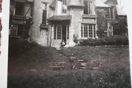tolles altes Foto - Soldat vor einer Villa ?? in Saint Prix - Frankreich 
