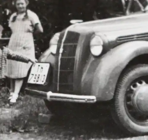 tolles altes Foto - Ordensschwester mit Kinder - Oldtimer Opel mit DDR Kennzeich