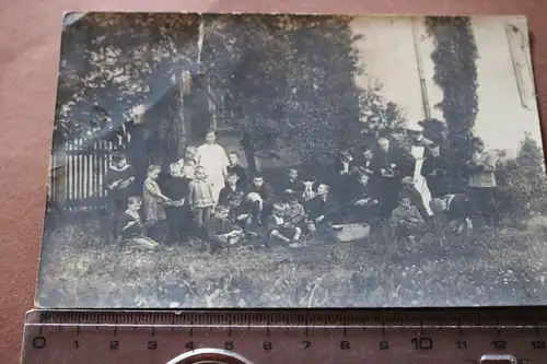 tolles altes Gruppenfoto Knaben beim Schuhe putzen - Kinderheim ? Internat ?