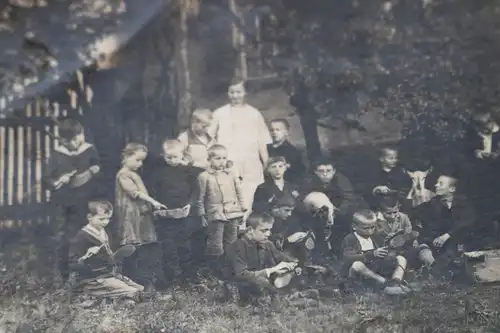 tolles altes Gruppenfoto Knaben beim Schuhe putzen - Kinderheim ? Internat ?