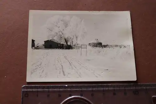 tolles altes Foto - Ortsschild Sokorowo , Sanitätsfahrzeug 