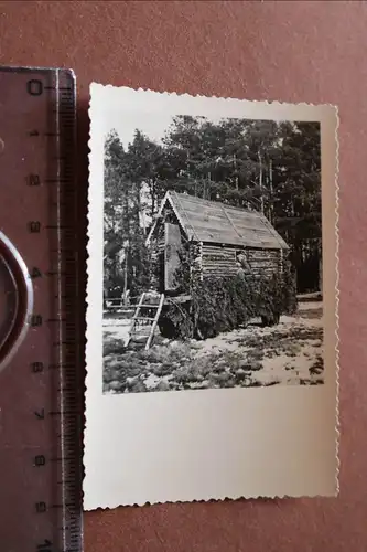 tolles altes Foto - Blockhütte auf Anhänger , Soldat schaut aus Fenster ?