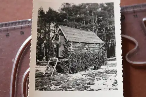 tolles altes Foto - Blockhütte auf Anhänger , Soldat schaut aus Fenster ?