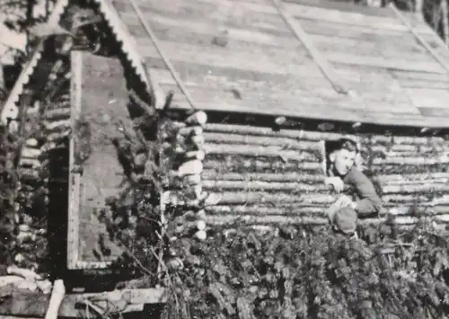 tolles altes Foto - Blockhütte auf Anhänger , Soldat schaut aus Fenster ?