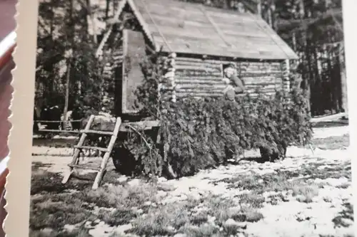 tolles altes Foto - Blockhütte auf Anhänger , Soldat schaut aus Fenster ?