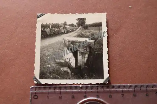 tolles altes Foto - Soldaten auf Vormarsch ? kleiner zerstörter Bunker ?