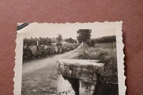 tolles altes Foto - Soldaten auf Vormarsch ? kleiner zerstörter Bunker ?