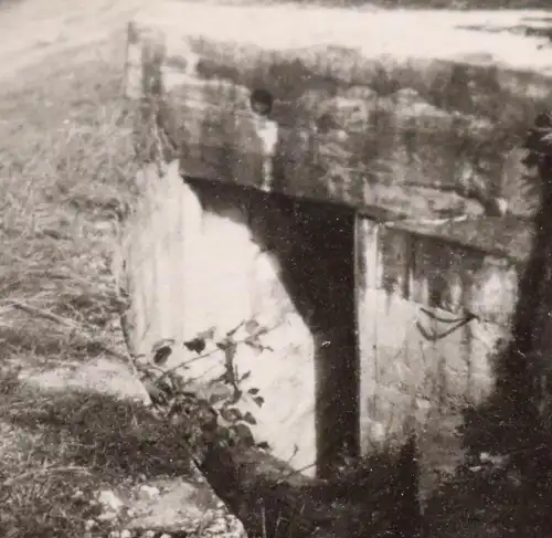 tolles altes Foto - Soldaten auf Vormarsch ? kleiner zerstörter Bunker ?