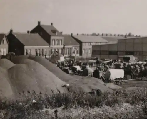 tolles altes Foto - Stadt, Flughafen ?? , Hallen - Soldaten Kavallerie - Ort ??