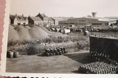 tolles altes Foto - Stadt, Flughafen ?? , Hallen - Soldaten Kavallerie - Ort ??