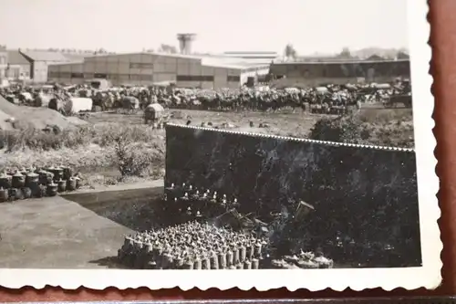 tolles altes Foto - Stadt, Flughafen ?? , Hallen - Soldaten Kavallerie - Ort ??