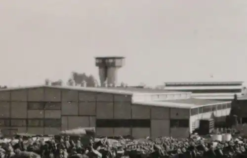 tolles altes Foto - Stadt, Flughafen ?? , Hallen - Soldaten Kavallerie - Ort ??