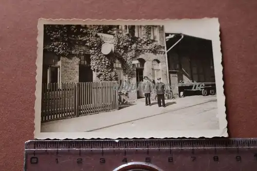 tolles altes Foto - Bahnhof .....hausen - Reichsbahnbeamte , Bahnhofsuhr