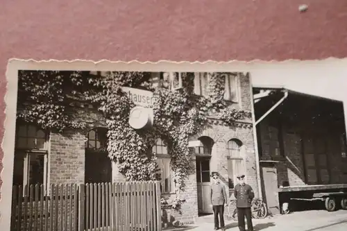 tolles altes Foto - Bahnhof .....hausen - Reichsbahnbeamte , Bahnhofsuhr