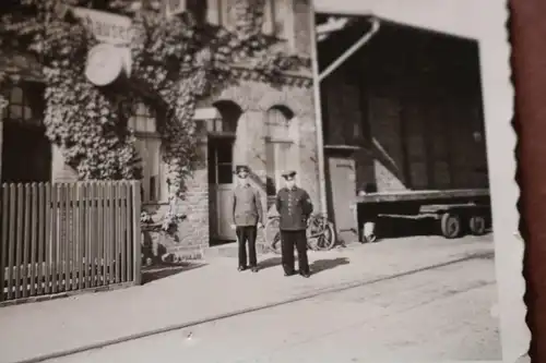 tolles altes Foto - Bahnhof .....hausen - Reichsbahnbeamte , Bahnhofsuhr