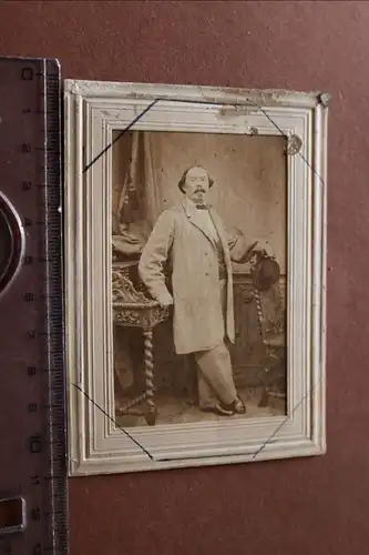 tolles altes Foto - Portrait eines Mannes mit Mantel - Studiofoto ? 