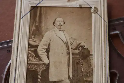 tolles altes Foto - Portrait eines Mannes mit Mantel - Studiofoto ?