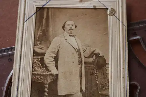 tolles altes Foto - Portrait eines Mannes mit Mantel - Studiofoto ? 