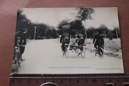 tolle alte Fotokarte  - französiche Radfahrer Einheit mit Verletzen