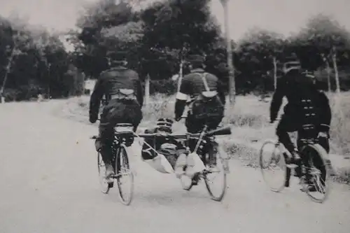 tolle alte Fotokarte  - französiche Radfahrer Einheit mit Verletzen