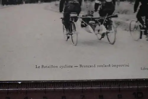 tolle alte Fotokarte  - französiche Radfahrer Einheit mit Verletzen