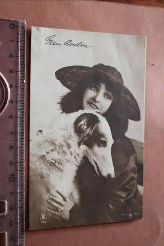 tolle alte Fotokarte - Schauspielerin Fern Andra mit Hund