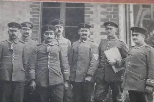 tolles altes Foto - Gruppe Soldaten - Offiziere ?  Ort ?