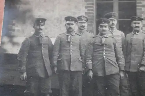 tolles altes Foto - Gruppe Soldaten - Offiziere ?  Ort ?