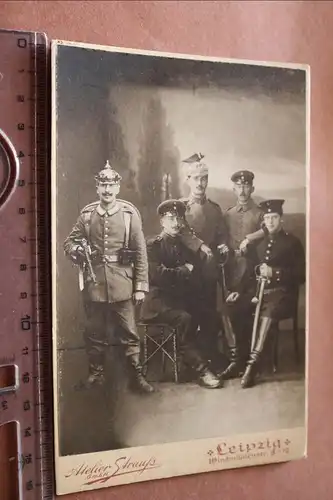 tolles altes Kabinettfoto - Gruppenfoto - ein Soldat reinretuschiert ? Leipzig 