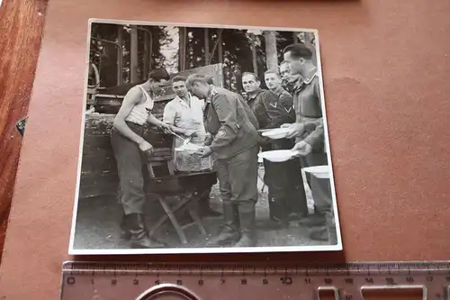 tolles altes Foto - Essensausgabe - Soldaten Luftwaffe - Ort ??