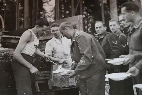 tolles altes Foto - Essensausgabe - Soldaten Luftwaffe - Ort ??