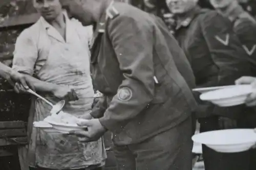 tolles altes Foto - Essensausgabe - Soldaten Luftwaffe - Ort ??