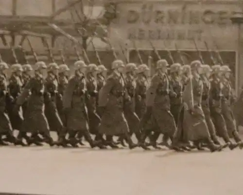 altes Foto - Soldaten marschieren durch die Stadt - Ort ??? - Dürninger Herrnhut