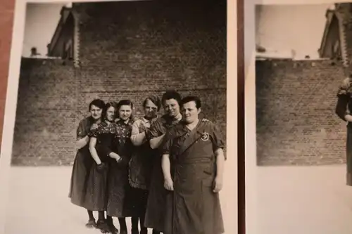 drei tolle alte Fotos hübsche Frauen Arbeiterinnen ? Aufnäher ein Dreieck mit S