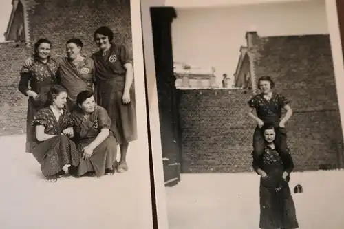 drei tolle alte Fotos hübsche Frauen Arbeiterinnen ? Aufnäher ein Dreieck mit S