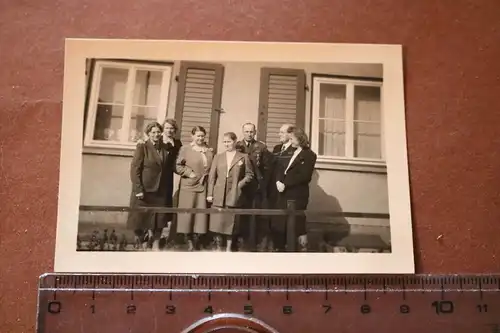 altes Familienfoto ?? Gruppe Personen, Offizier Luftwaffe mit Abzeichen