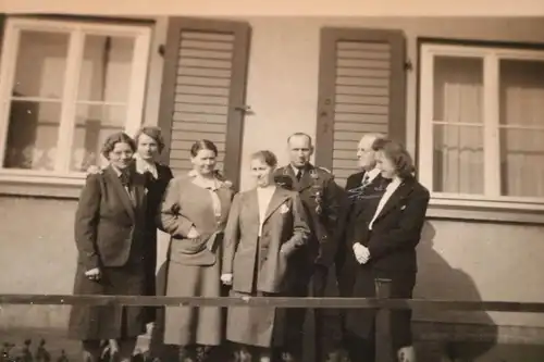 altes Familienfoto ?? Gruppe Personen, Offizier Luftwaffe mit Abzeichen