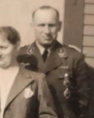 altes Familienfoto ?? Gruppe Personen, Offizier Luftwaffe mit Abzeichen 