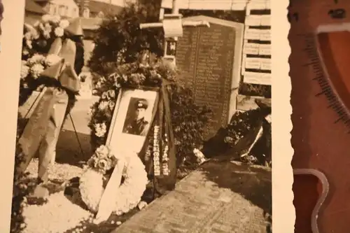 altes Foto - Kranzniederlegung in einem Ort ?? für  gefallenen Soldat, Lustenau
