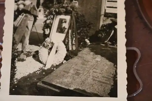 altes Foto - Kranzniederlegung in einem Ort ?? für  gefallenen Soldat, Lustenau