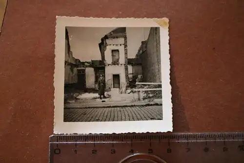 altes Foto  zerstörtes Haus  - Ort ??? rückseitig beschrieben